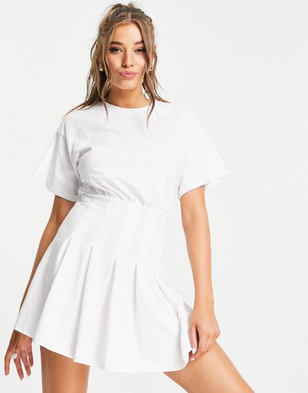 ASOS DESIGN - Hvid T-shirt-kjole med mini-tennisnederdel