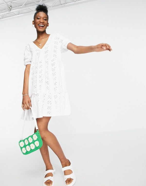 ASOS DESIGN - Hvid smock-kjole med V-hals og pufærmer i broderet design