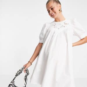 ASOS DESIGN Maternity - Hvid swing-minikjole med udskårne broderidetaljer
