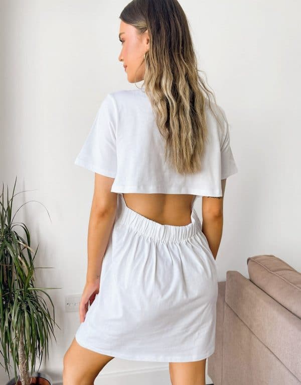 ASOS DESIGN - Mini-T-shirt-kjole med åben ryg i hvid
