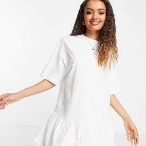 ASOS DESIGN Petite - Oversized T-shirt-kjole med flæsekant i hvid