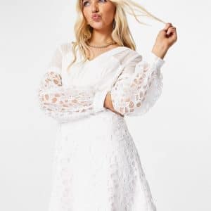 Chi Chi London - Hvid kjole med blondeindsatser