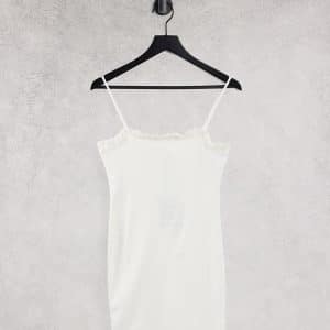 Pieces Petite - Hvid bodycon-kjole i økologisk bomuld med stropper og flæser i halsen
