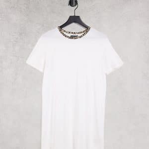 Brave Soul Tall - Dawn - Hvid T-shirt-kjole med kontrastkrave i leopard