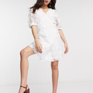 Object - Hvid slå om-kjole i organza med pufærmer og pailletdetaljer
