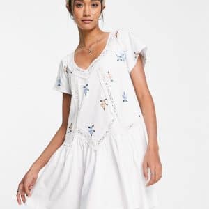 ASOS DESIGN - Kortærmet smock-kjole med blondeindsatser og blomsterbroderier i hvid