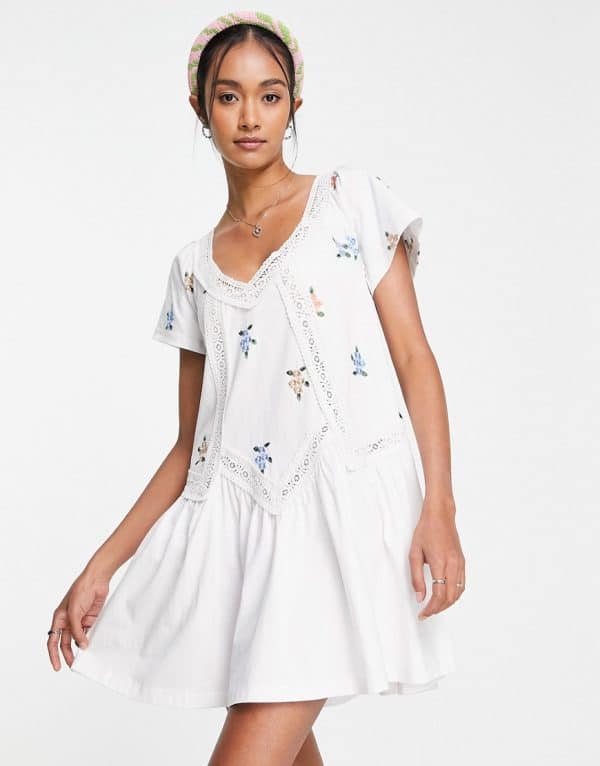 ASOS DESIGN - Kortærmet smock-kjole med blondeindsatser og blomsterbroderier i hvid